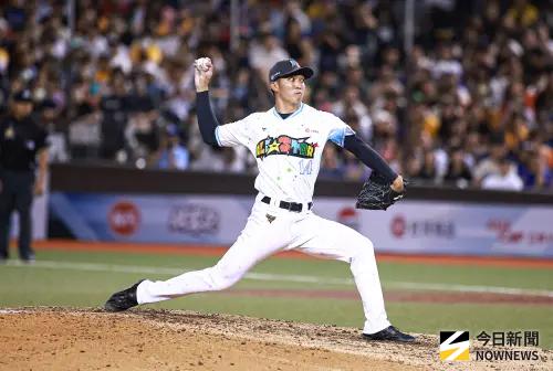 ▲福永教練特別推薦他在台鋼時期指導過的右投手林詩翔。他形容林詩翔雖然速球維持在140公里後段，但其特殊的變速球（Changeup）軌跡非常罕見，初次交手的打者極難適應。（圖／記者葉政勳攝 ,2025.07.19）