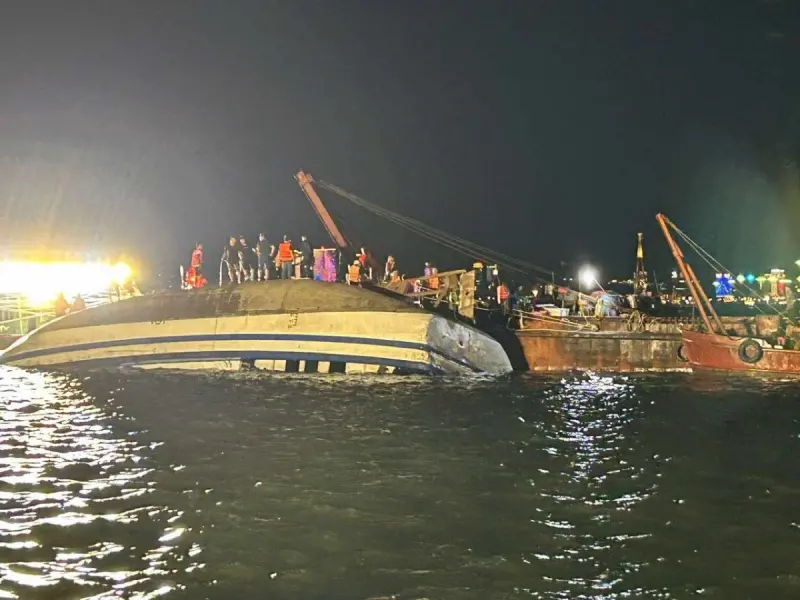 越南下龍灣翻船事故已釀34死　仍有8人下落不明
