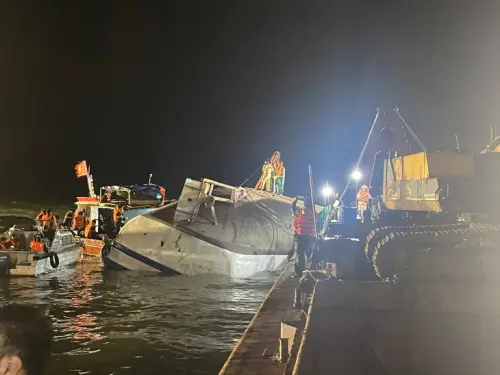 ▲越南廣寧省知名旅遊景點下龍灣，今（19）日發生一起旅遊船翻覆意外，截至19日晚間9點半，已有34具遺體被尋獲，另有8人失聯，11人獲救，相關單位持續在現場搜救中。（圖／翻攝自臉書）