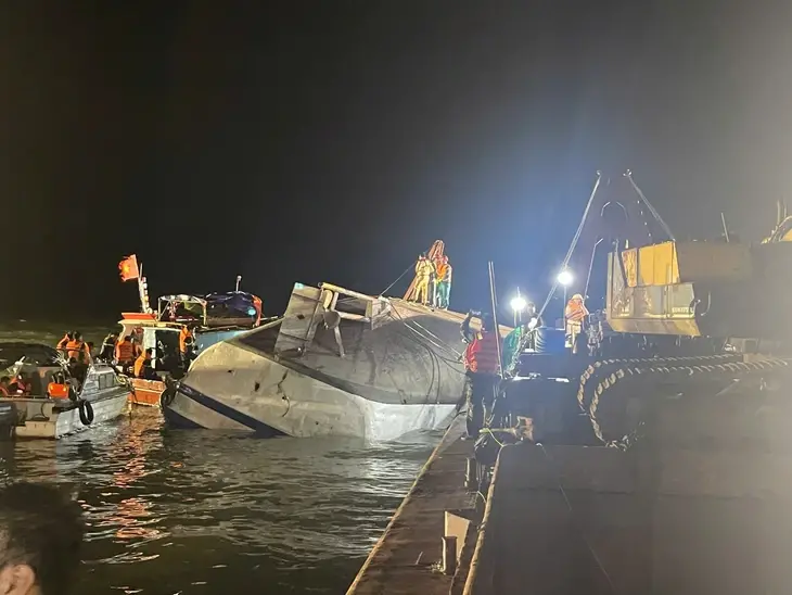 ▲越南下龍灣19日發生旅遊船翻覆意外,截至當天深夜已有34具遺體被尋獲,另有8人失聯,11人獲救,相關單位持續在現場搜救中。(圖/翻攝自臉書)