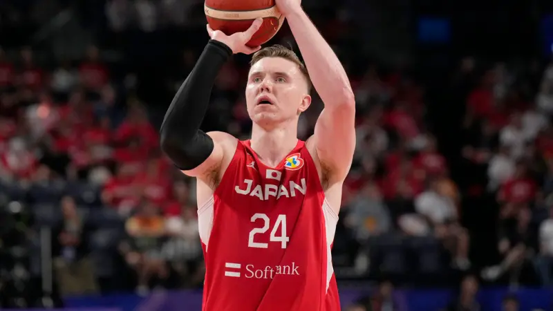 ▲世界排名第21的日本男籃在一場國際交流賽中，以69：64驚險擊敗丹麥隊， Josh Hawkinson攻下20分12板。（圖／美聯社／達志影像）