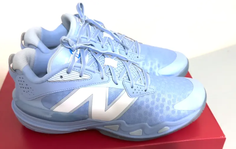 ▲《NOWnews》球鞋小單元「鞋槓人生」最新一期EP.81，主持人大隻與來賓坤哥李亦伸，開箱NBA新科狀元Cooper Flagg最新實著戰靴New Balance的HESI LOW V2籃球鞋，兩人也聊到這位超級大物的NBA首年表現。（圖／NOWnews）