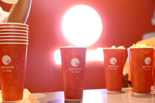 ▲橘子集團在中職明星賽內野擺設限定攤位，只要追蹤官方IG，就可以獲得一杯免費爆米花。（圖／記者林柏年攝,2025.07.19）