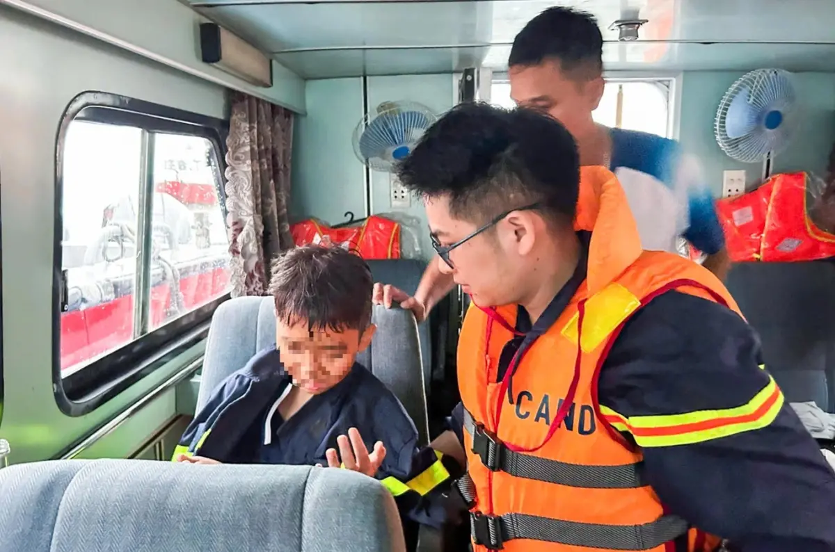 10歲男童困船艙內4小時奇蹟獲救！越南下龍灣翻船34死8失蹤