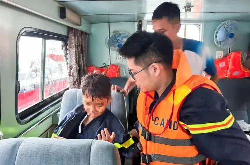 10歲男童困船艙內4小時奇蹟獲救！越南下龍灣翻船34死8失蹤
