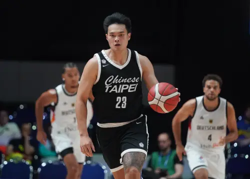 ▲比賽開局，台灣隊由陳范柏彥率先以三分球打破僵局，但德國隊憑藉身材優勢打出7：0攻勢。不過吳志鍇隨即回敬兩記外線，帶動一波10：0反擊，首節結束台灣隊以21：20小幅領先。（圖／大專體總提供）
