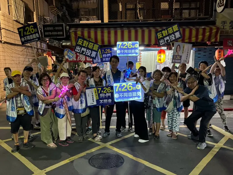 726大罷免／入夜陪王鴻薇掃街驚見這幕！她感性喊：不是孤軍奮戰