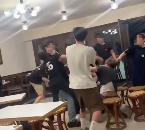 ▲牛富溫體牛火鍋店員被拍下與民眾在清粥小菜「小品雅廚」起衝突畫面，身上還穿著店內制服，遭打當事人透露起因是因為自己跟朋友聊政治，結果對方就開始叫囂。（圖/爆料公社）