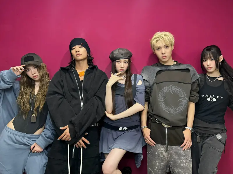 ▲ALLDAY PROJECT在6月一出道，就獲得好成績，而近日他們也登上各大節目宣傳作品，但不料登上曾為太妍、IU等人作詞的知名作詞家金伊娜的電台節目時，金伊娜的問題竟遭網友批評太尖銳，還被猜測是在故意酸新世界千金Annie（右1），場面一度超尷尬，粉絲也怒批她超不尊重。（圖／ALLDAY PROJECT FB）