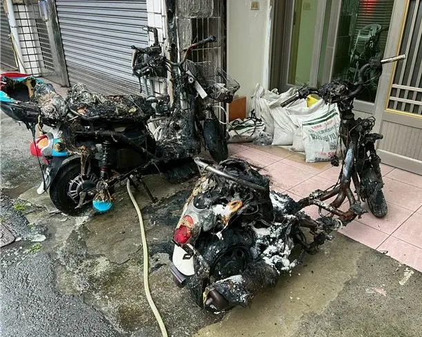 高雄左營驚險火警！20年老機車維修後突自燃 民宅前燒到只剩骨架