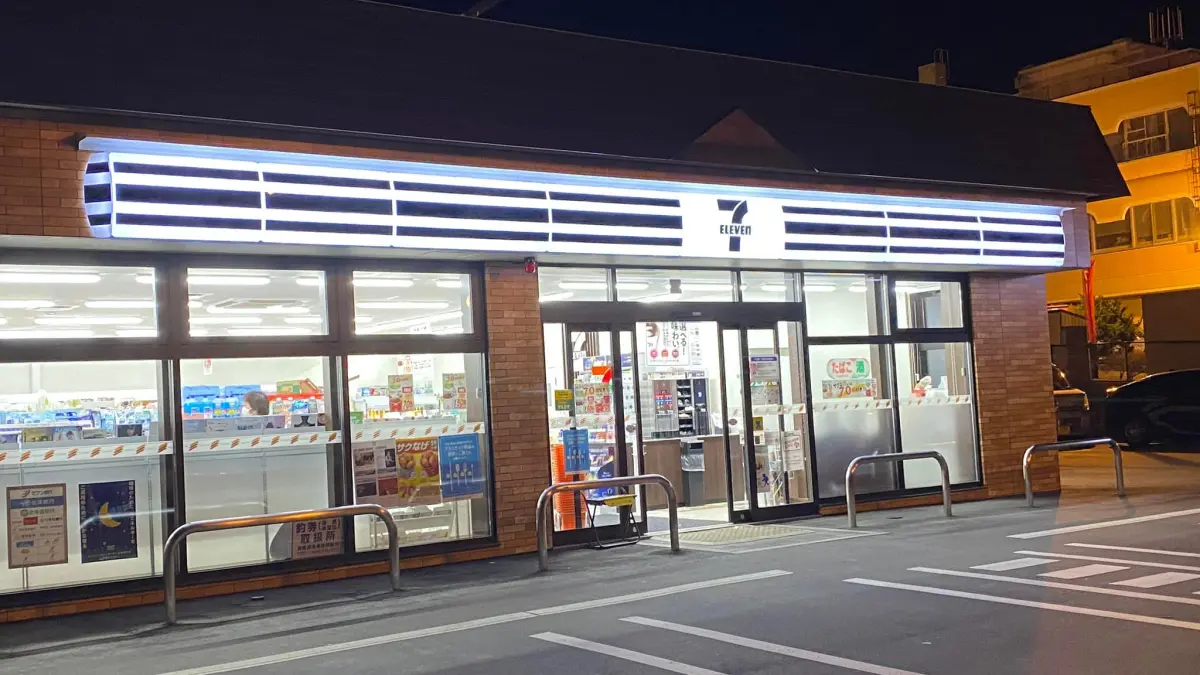 7-11招牌突然變黑白色了！台灣人路過傻眼 眾挖出原因：根本德政