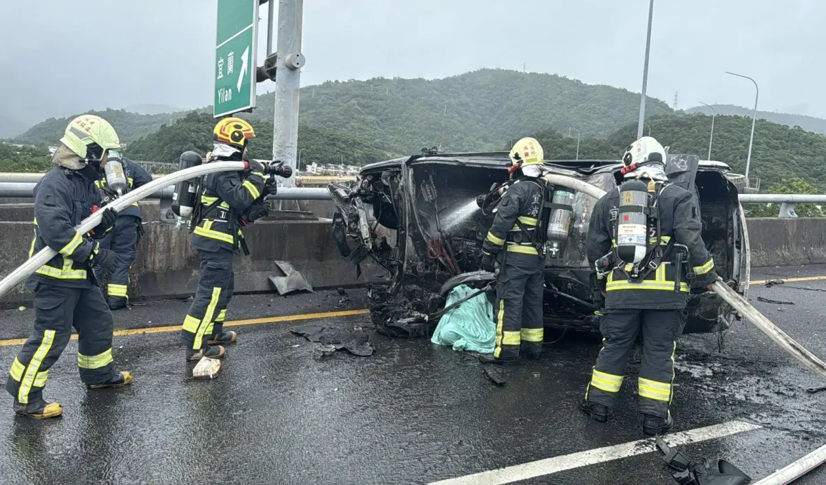 宜蘭國道5號火燒車！轎車自撞後陷火海 駕駛逃生不及、燒成焦屍