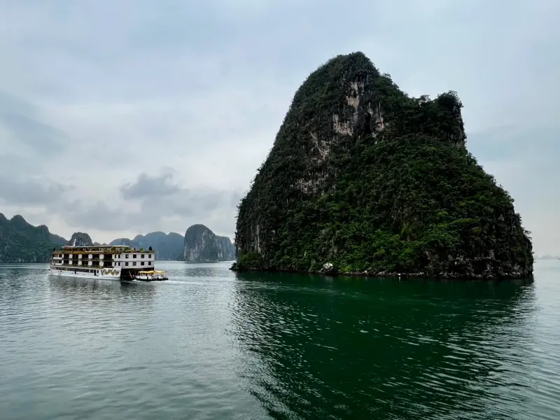 ▲越南下龍灣搭觀光船是不少台灣民眾基本上去越南一定會安排的行程，沒想到發生翻船意外，台灣人也相當關注。（圖非當事船隻／記者張勵德攝）