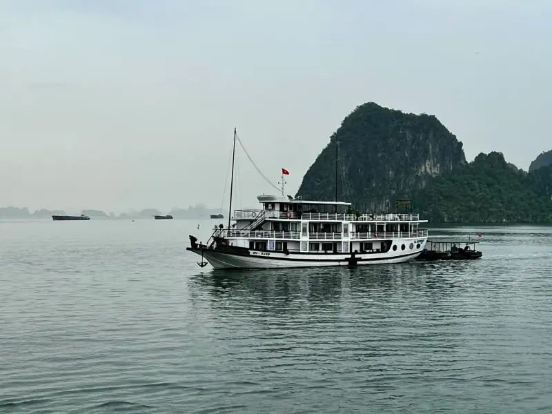 ▲越南下龍灣昨（19）日下午發生嚴重意外，載有53人的旅遊船因強風暴雨翻覆，目前已有37人死亡，圖非當事船隻。（圖／記者張勵德攝）