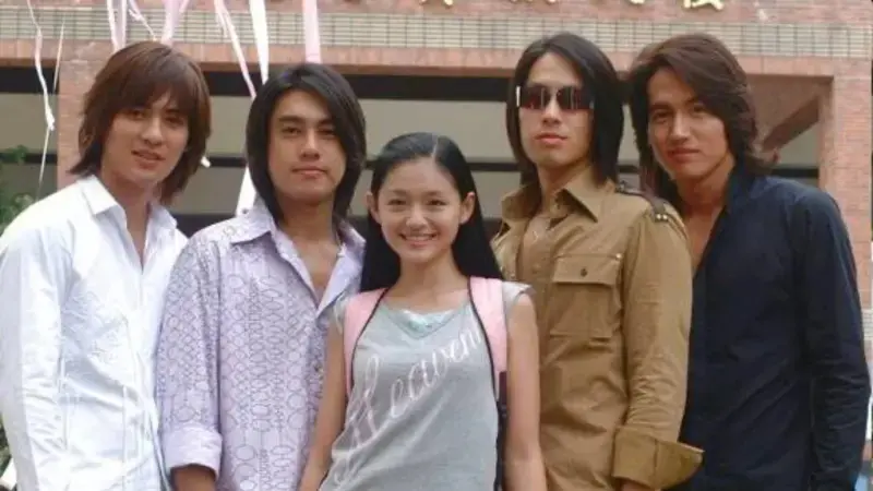 ▲朱孝天（左2）近期在直播上提及，他認為《流星花園》插曲〈流星雨〉很難聽。事實上〈流星雨〉原曲大有來頭，是日本R&B天王平井堅的作品〈Gaining Through Losing〉，可說是日本國民及療癒神曲。（圖／《流星花園》劇照）