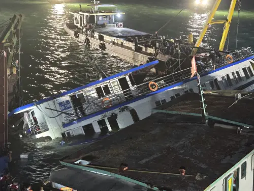 ▲越南下龍灣19日發生載有53人的旅遊船翻覆意外，截至20日清晨死亡人數上升到37人、11人獲救，仍有5人失蹤，相關單位持續在現場搜救中。（圖／翻攝自越通社）