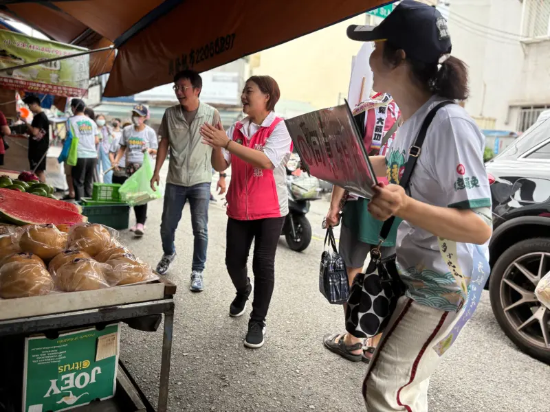 ▲罷免進入最後關鍵階段，議員江肇國、陳雅惠陪同罷免志工展開掃街拜票行動，呼籲市民7月26日踴躍投票(圖／陳雅惠提供2025.7.20)