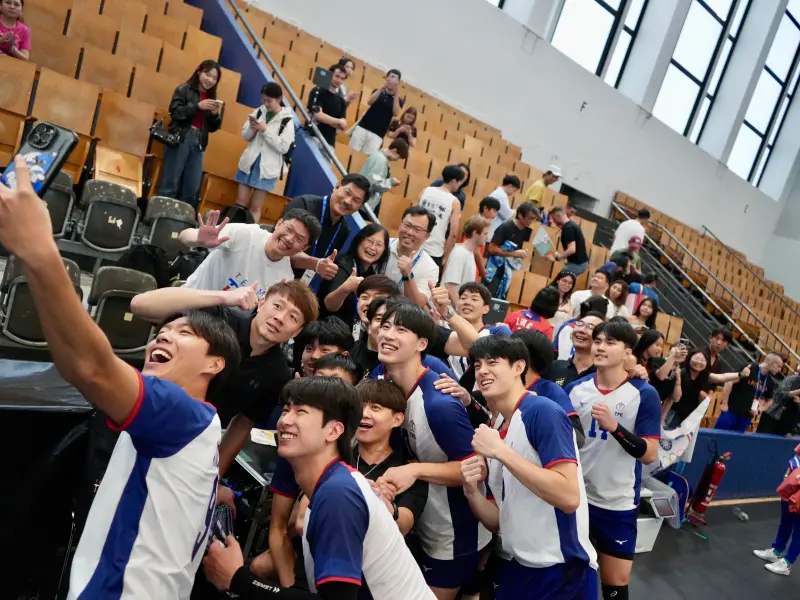 ▲2025年世界大學運動會於德國萊茵魯爾舉行，台灣男排在分組賽最終戰迎戰葡萄牙，在關鍵戰中以3：1擊敗對手，不僅收下本屆賽事首勝，加上分組最強的巴西以3：1戰勝澳洲後，更在得失分比較中力壓澳洲、葡萄牙，奇蹟晉級8強。（圖／大專體總提供）