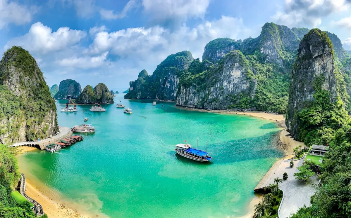 ▲越南下龍灣是十分有知名度的夢幻海域，每年都會吸引眾多遊客前往觀光遊玩，《NOWNEWS》將在本文統整越南下龍灣地理位置、經典景點以及推薦遊船等資訊。（圖／取自unsplash）