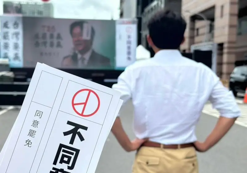 ▲民眾黨主席黃國昌下達「民主起義」集結令，貼出北平東路場勘背影照。（圖／黃國昌臉書，2025.07.20）