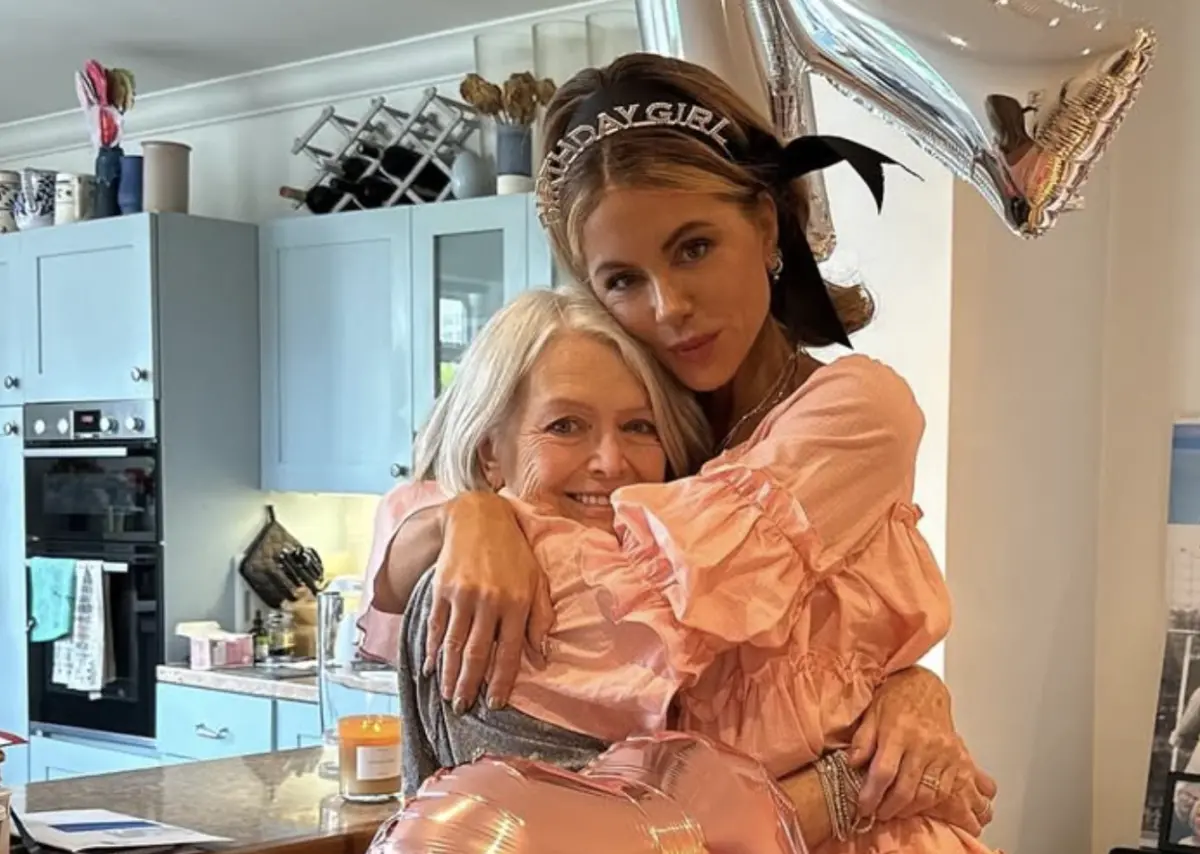 ▲主演《決戰異世界》系列的51歲美魔女凱特貝琴薩（右），沉痛宣布對抗癌症多時的媽媽茱蒂（左）78歲在她的懷中去世，是去年初她的繼父因中風而逝後，短期內又喪失重要親人，對她是很大的打擊。（圖／摘自IG）