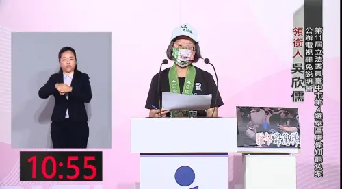 ▲廖偉翔罷免案領銜人吳欣儒秀出廖偉翔在立院主席台推落綠委沈伯洋畫面，批評他是黨意立委。（圖／翻攝台中市選委會YT，2025.07.20）