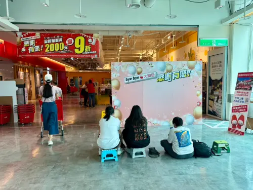 ▲鼓鼓呂思緯今（20）日下午3時特地重返內湖店，一早9時就有粉絲在現場等候。（圖／記者黃韻文攝）