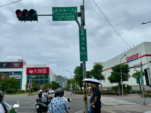 ▲大潤發內湖店位處一級戰區，昔日前為大潤發1館、左是好市多、後有家樂福。（圖／記者黃韻文攝）