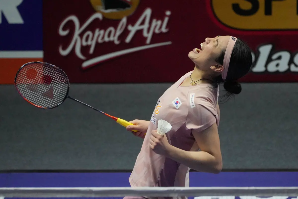 ▲「韓國羽球女帝」安洗瑩今（20）日再度展現世界球后的強勢實力，在2025年BWF超級750系列的日本公開賽中，以完全勝利之姿強勢封后。她在女單決賽中，僅耗時42分鐘，便以21：12、21：10直落二擊敗世界排名第2的中國好手王祉怡，成功奪下本賽季的第6冠。（圖／美聯社／達志影像）