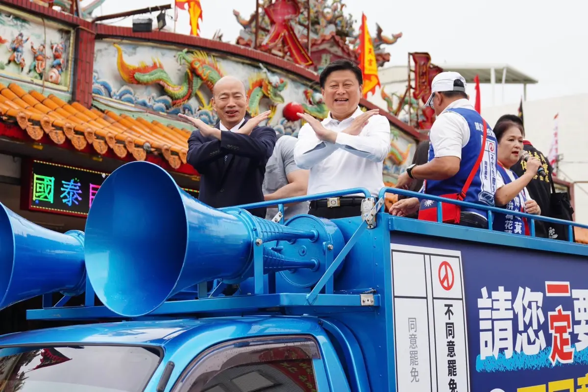 ▲立法院長韓國瑜陪同國民黨立院黨團總召傅崐萁車隊掃街反罷免。（圖／翻攝傅崐萁臉書）