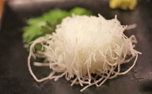 生魚片白蘿蔔絲能吃嗎？他嗑光遭嫌窮酸　日本大廚全說了：很開心
