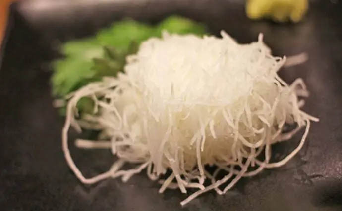 ▲最近一位日本網友分享，自己把白蘿蔔絲吃光後，竟被朋友嘲諷「很窮酸、沒教養」。（圖／@pirooooon3）