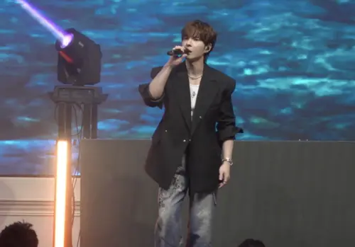 金萬兩台中盛大開幕 百位流量網紅齊聚引爆娛樂遊戲大戰 ▲情歌王子陳勢安站台演出,帶來多首人氣單曲。 (圖/業者提供)