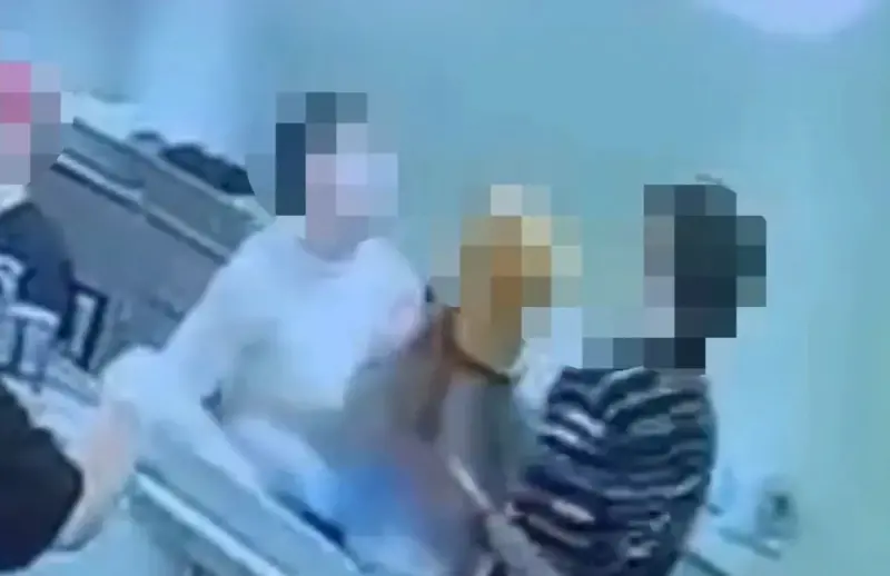 ▲ 19號凌晨北市東區爭鮮迴轉壽司爆發2女互毆事件，雙方扯頭髮、潑湯，還波及鄰座的顧客。（圖／翻攝畫面）