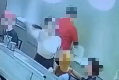 ▲ 19號凌晨北市東區爭鮮迴轉壽司爆發2女互毆事件，雙方扯頭髮、潑湯，還波及鄰座的顧客。（圖／翻攝畫面）