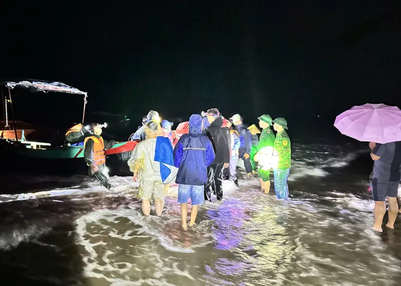 下龍灣才翻船！越南河靜「夜釣船」遇暴風雨沉沒　34人全倖存
