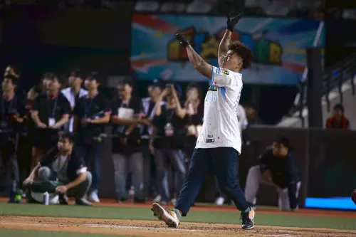 中職明星賽／老球迷全淚目！王建民餵球、郭泓志開轟「霸氣甩棒」
