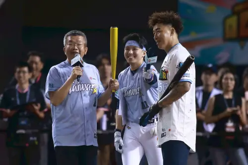 ▲郭泓志在公益全壘打大賽前3次揮棒都卡彈，讓蔡其昌拿出鋁棒要郭泓志換上，但慘遭拒絕，結果郭泓志下一棒就開轟。（圖／記者葉政勳攝 ,2025.07.20）