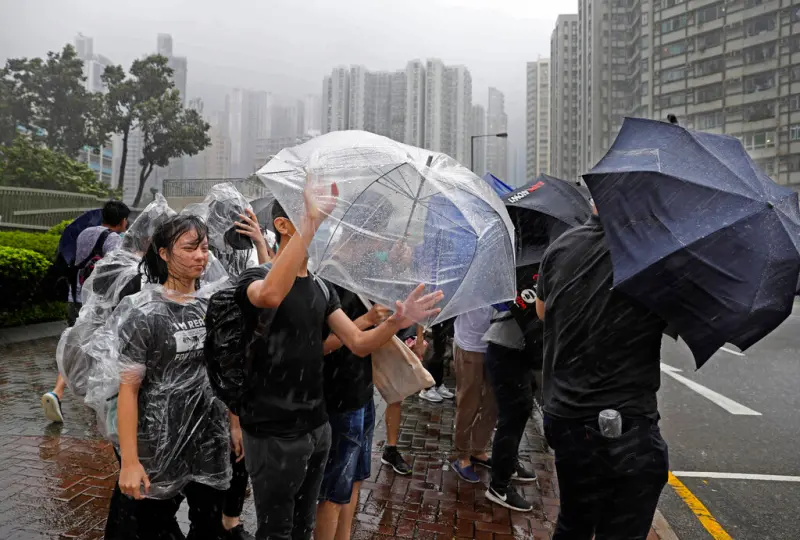 薇帕颱風南邊橫掃！香港罕掛「十號風球」　數百航班取消