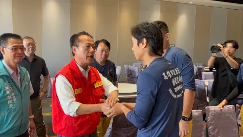 ▲嘉義縣長翁章梁慰問高雄市救災團隊。(圖/高市府提供) ▲嘉義縣長翁章梁慰問高雄市救災團隊。(圖/高市府提供)