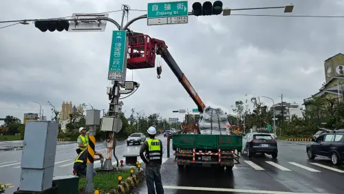 ▲高雄市在風災後即調派人力與機具支援台南市。(圖/高市府提供 ▲高雄市在風災後即調派人力與機具支援台南市。(圖/高市府提供