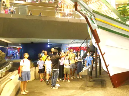 ▲國家海洋研究院舉辦港口社區牽罟走村海洋文化走讀體驗活動,導覽人員引導學員在蘭陽博物館介紹宜蘭海洋文化。(圖/國家海洋研究院提供) ▲國家海洋研究院舉辦港口社區牽罟走村海洋文化走讀體驗活動,導覽人員引導學員在蘭陽博物館介紹宜蘭海洋文化。(圖/國家海洋研究院提供)