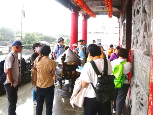 ▲導覽人員介紹港口社區的發展脈絡,以及地方信仰中心董慶寺的歷史沿革。(圖/國家海洋研究院提供) ▲導覽人員介紹港口社區的發展脈絡,以及地方信仰中心董慶寺的歷史沿革。(圖/國家海洋研究院提供)