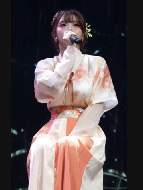 ▲李珠珢在生日見面會上獻唱一曲，嗓音甜美，音準也不錯，很多人對她的歌喉大為驚豔。（圖／讀者提供）