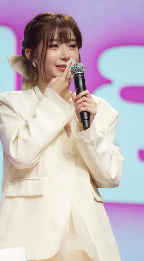 ▲李珠珢在生日會上一時心有所感，當眾拭淚。（圖／讀者提供）