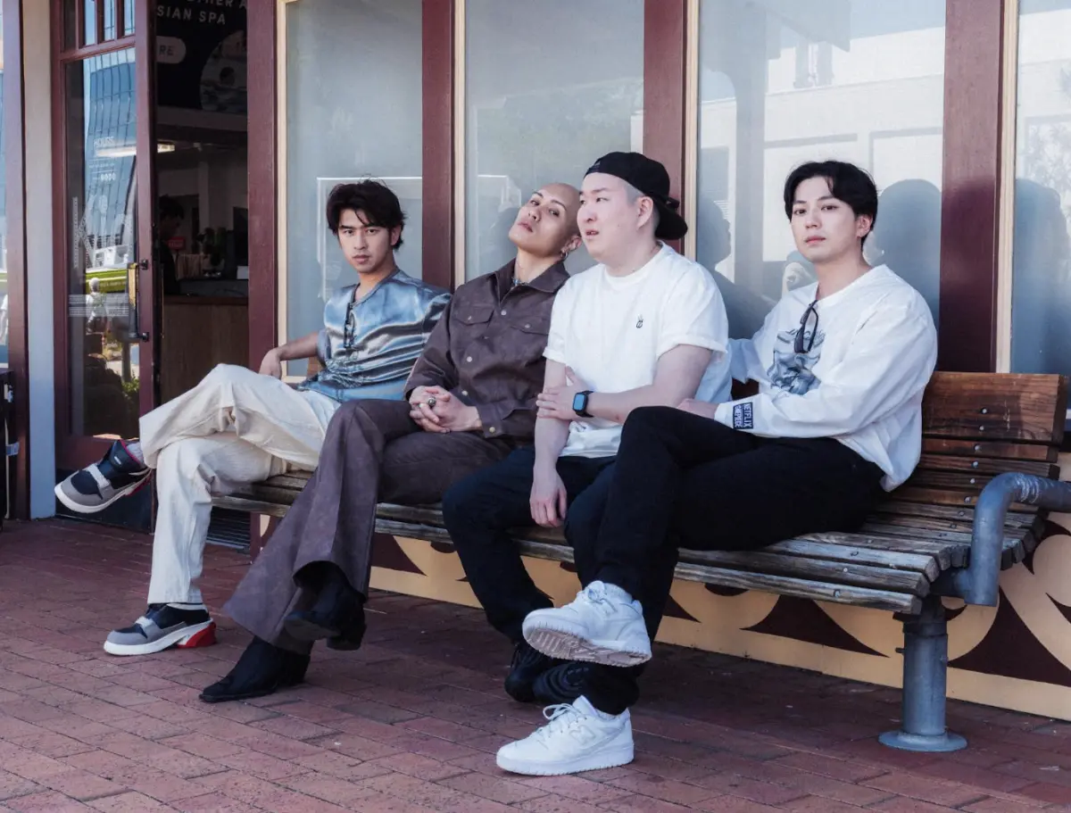 ▲新田真劍佑（右一）難得參加華人的綜藝節目，和好友草野大成（右二）與陳柏霖（左一）、黃宣（左二）合作，彼此竟然透過喝珍珠奶茶發現在飲食上的小祕密，而他認真解謎也被陳柏霖稱為神隊友。（圖／出去一下提供）