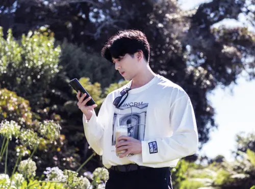 ▲新田真劍佑在解謎時，會很專心投入，旁邊有人在吵也不會被分走注意力。（圖／出去一下提供）