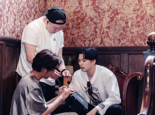 ▲草野大成（左起）、陳柏霖與新田真劍佑試圖找到方法打開寶箱。（圖／出去一下提供）