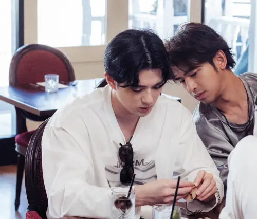 ▲新田真劍佑（左）與陳柏霖（右）認真研究怎麼完成球型拼圖。（圖／出去一下提供）