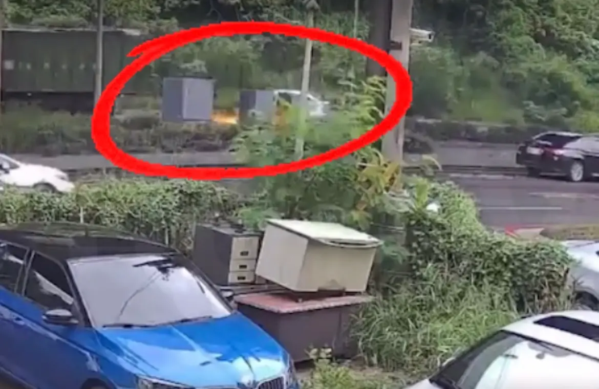 ▲ 高雄市大寮區19日下午發生一起貨車追撞小客車意外，導致小客車被撞上分隔島、冒出火花與白煙，畫面相當驚險。（圖／翻攝畫面）